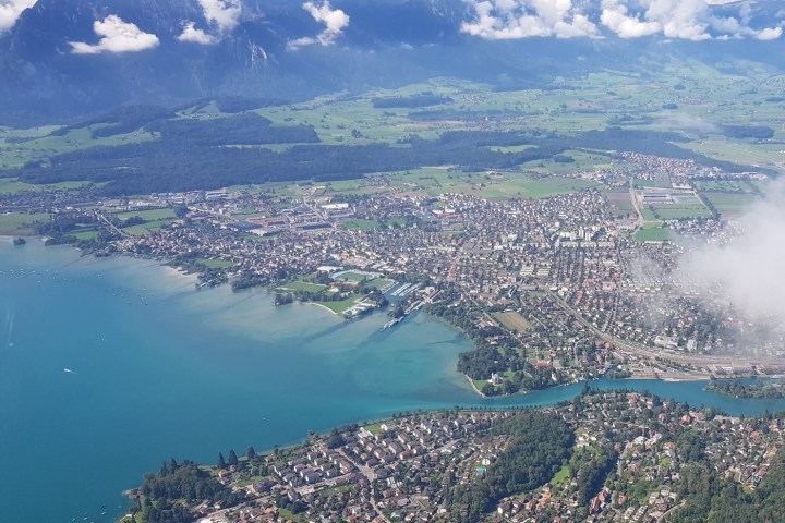 On our helicopter tour you will see the turquoise blue lake Thun.