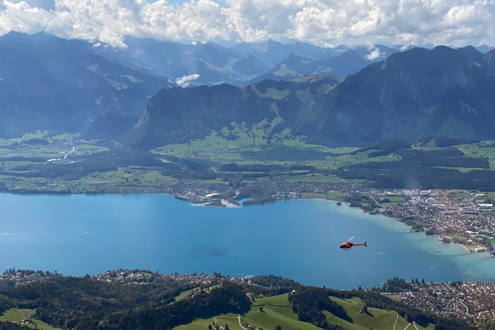 Fly with us over the Lake Thun next to the Stockhorn