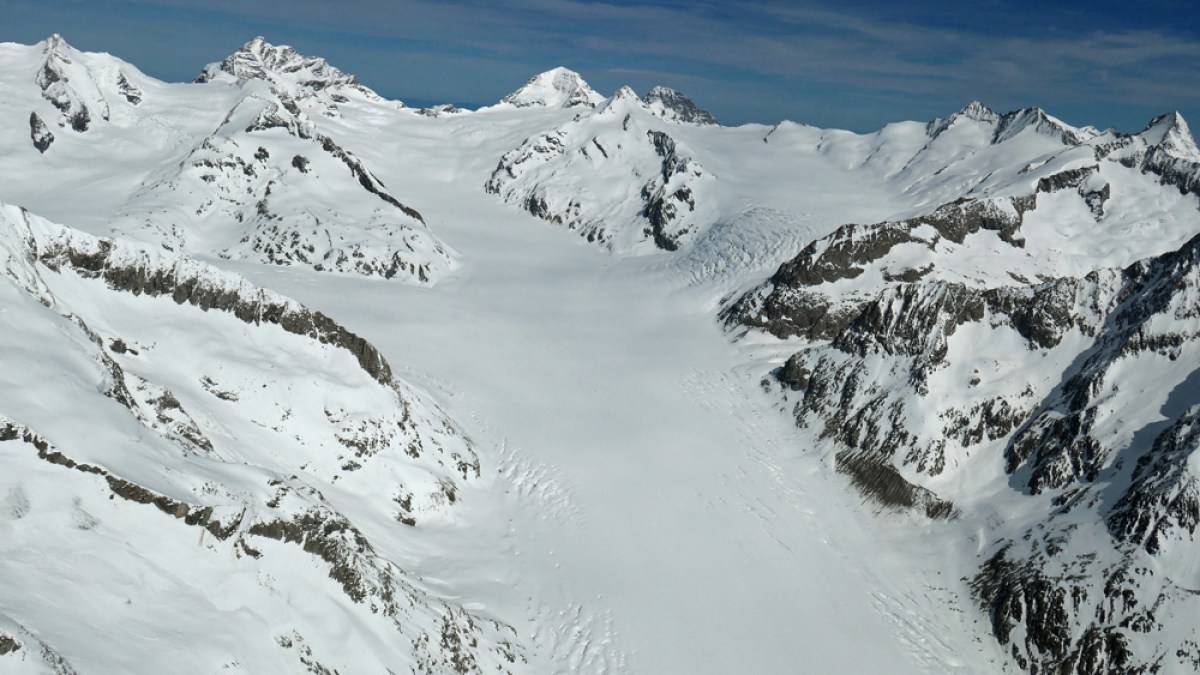 a snow covered mountain